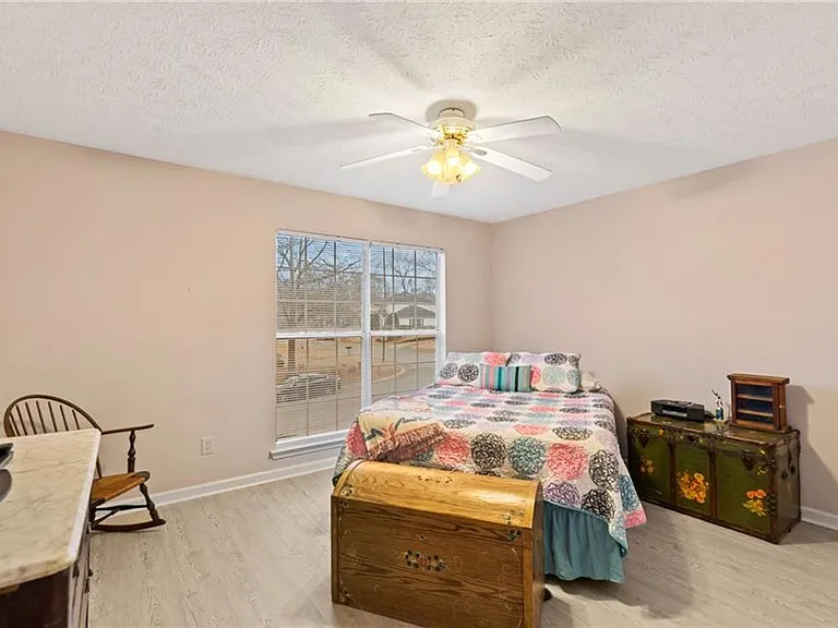 891 Harvard Dr — Photo 2