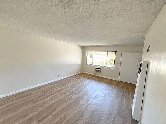 5th image of 889 N Laurel Ave #9