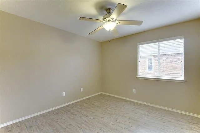 909 Whitley Dr — Photo 13