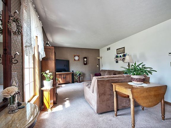 3rd image of 405 Alana Dr