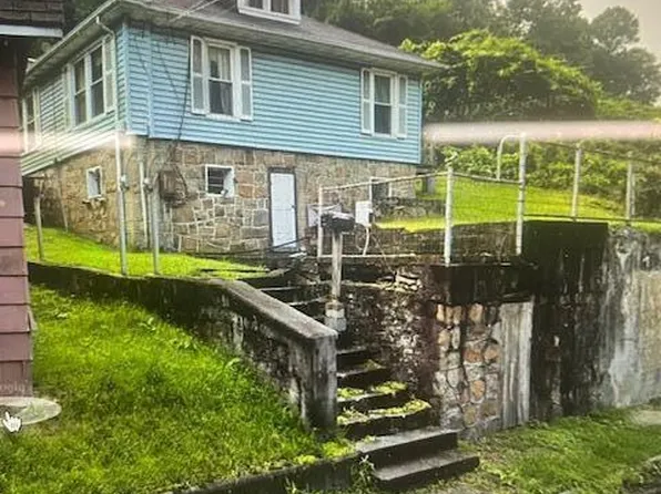 19454 Riverside Dr, Grundy, VA 24614