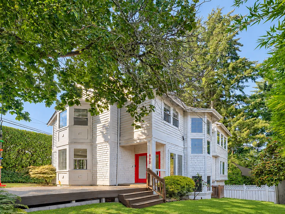 422 W Raye St