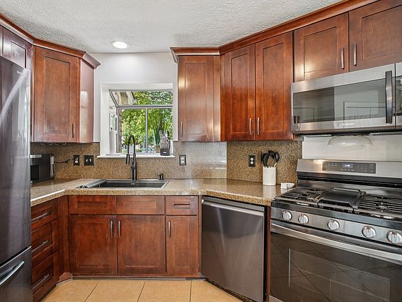 3rd image of 410 Newbary Ct