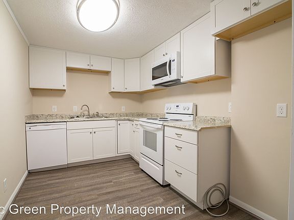 4th image of 832 Randler Ave