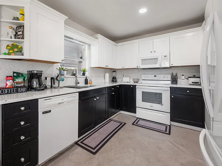 320 Belair Ave — Photo 10