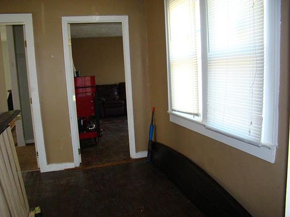 3rd image of 3722 Freeman Ave