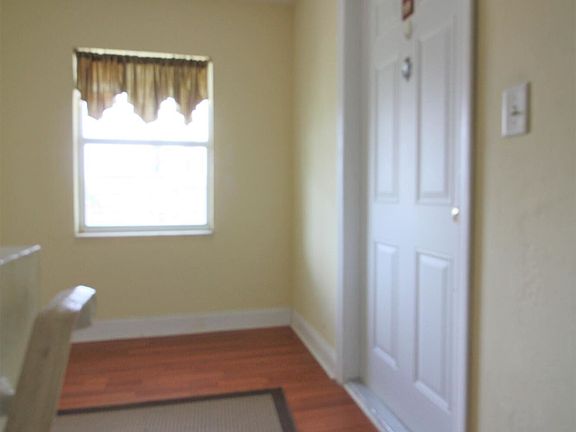 3rd image of 1032 Park Dr APT 3