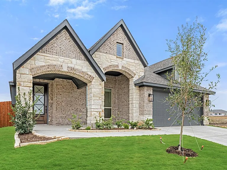 1032 River Oaks Dr — Photo 1