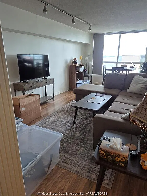 75 Riverside Dr E — Photo 3