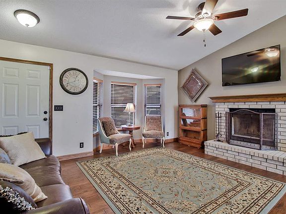 5th image of 252 W Mallard Dr