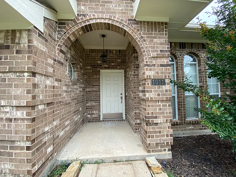 1011 Michelson Ln — Photo 3