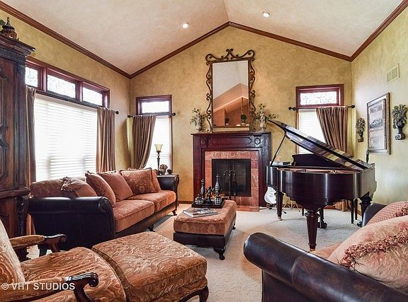 3rd image of 1640 Crowfoot Cir S