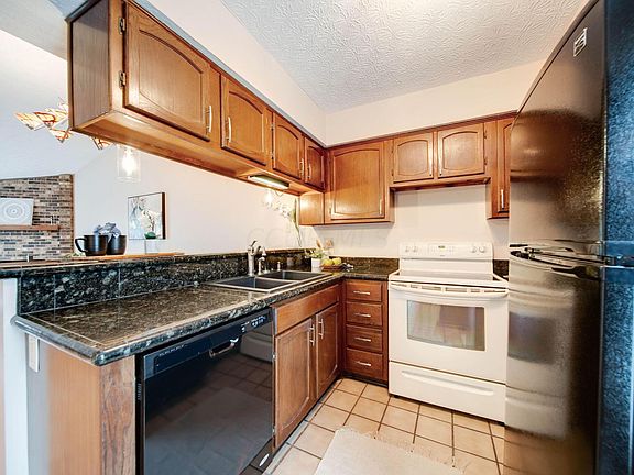 4th image of 813 Applewood Ln