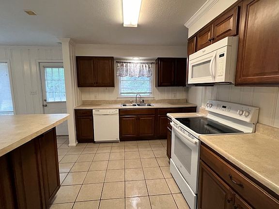 3rd image of 1202 Lakeview Dr