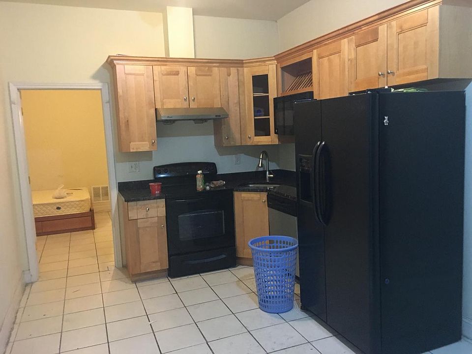 2nd image of 926 Arch St Fl 4th