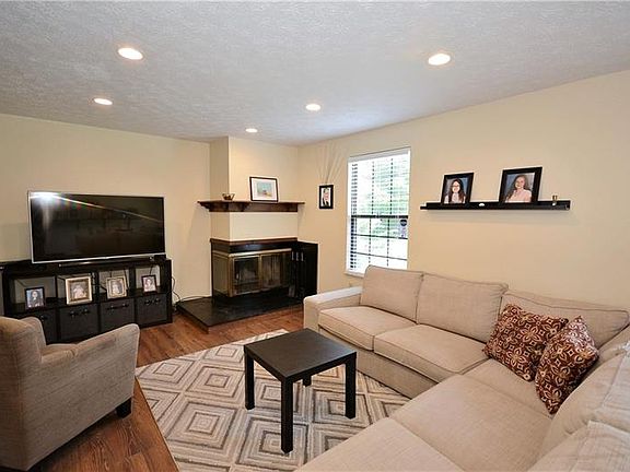 3rd image of 1335 Lexington Dr