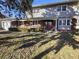 1042 E Palatine Rd, Palatine, IL 60074