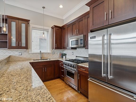 5th image of 3312 N Kenmore Ave APT 3