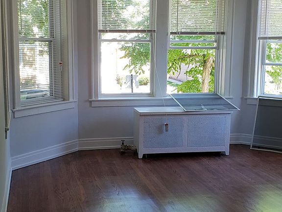 3rd image of 6532 N Sacramento Ave APT 2S