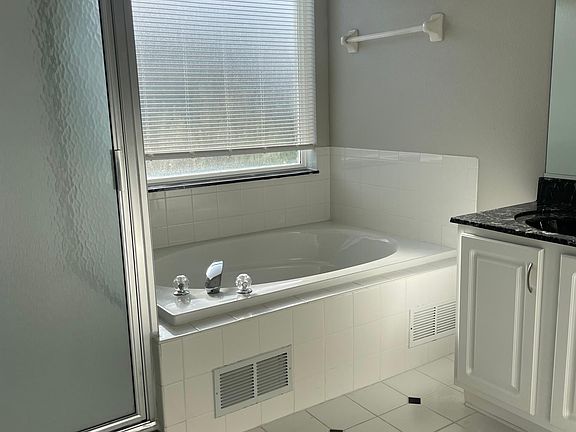 4th image of 1479 Surrey Park Dr