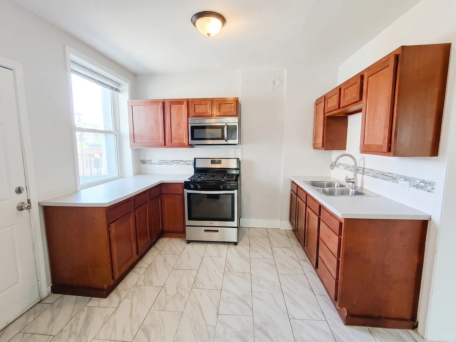 3 bed, 1300 sqft, $1,700 — Photo 2