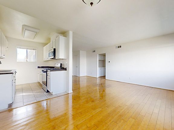 3rd image of 20235 Cohasset St Unit 9