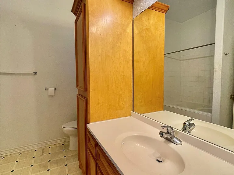 704 Manor Dr — Photo 13