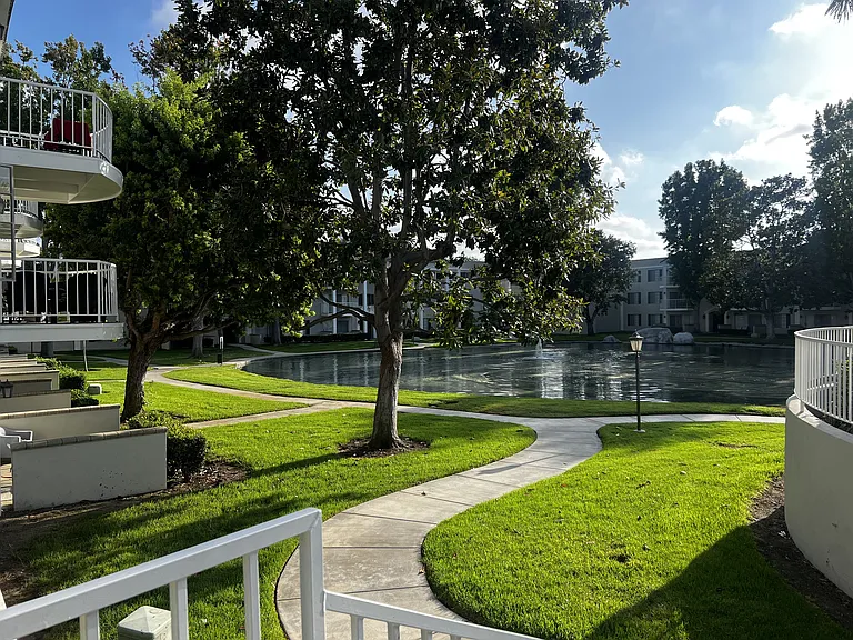 Versailles on the Lake Apartments — Photo 40