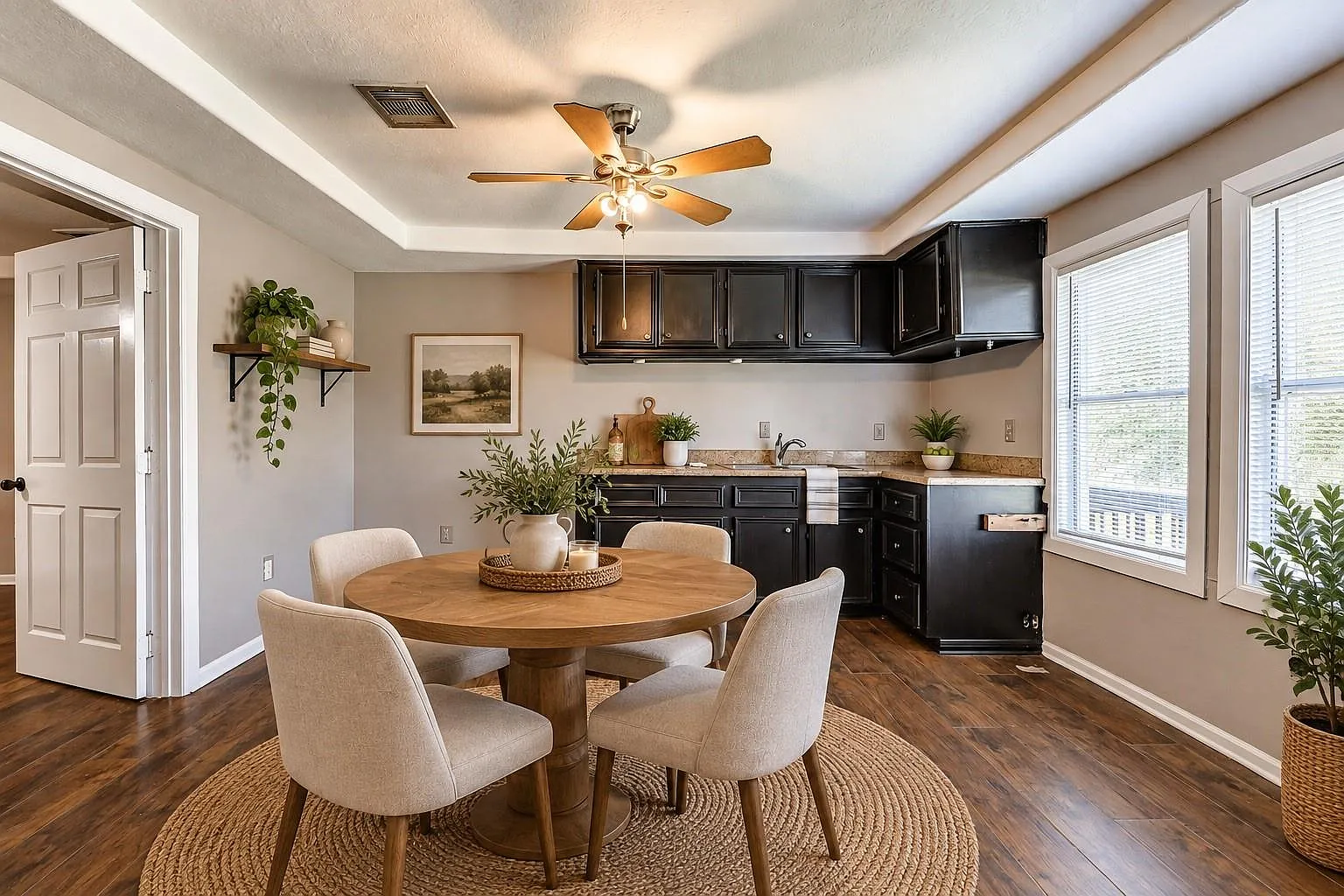 3 bed, 1.0 bath, 1050 sqft, $1,150 — Photo 3