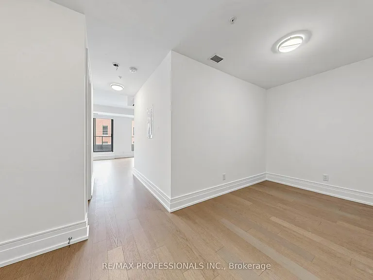 90 Niagara St #311 — Photo 16