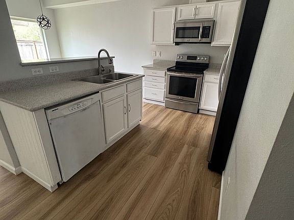 3rd image of 412 NE Miramar Cir