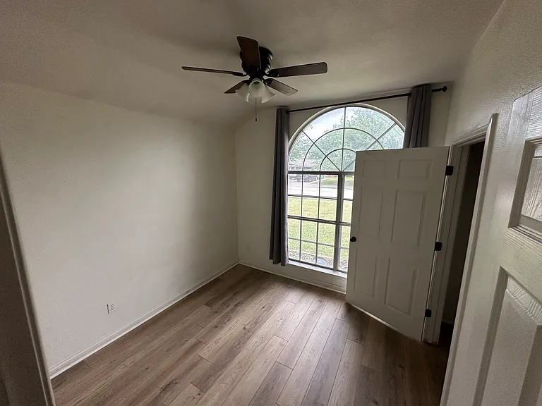 625 Main St — Photo 13