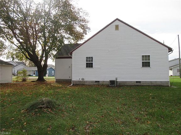 3rd image of 423 Kaserman Ave NE