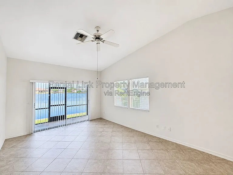 320 SW 3rd Pl #4 — Photo 2