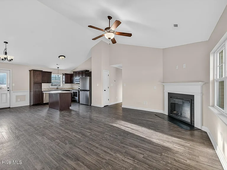 406 Paxton Ct — Photo 4