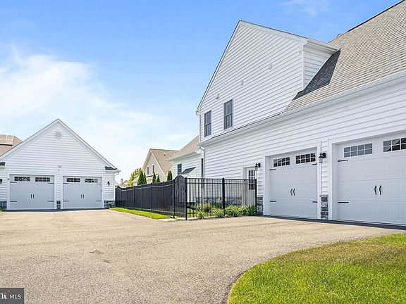 4th image of 805 Sweet Birch Dr