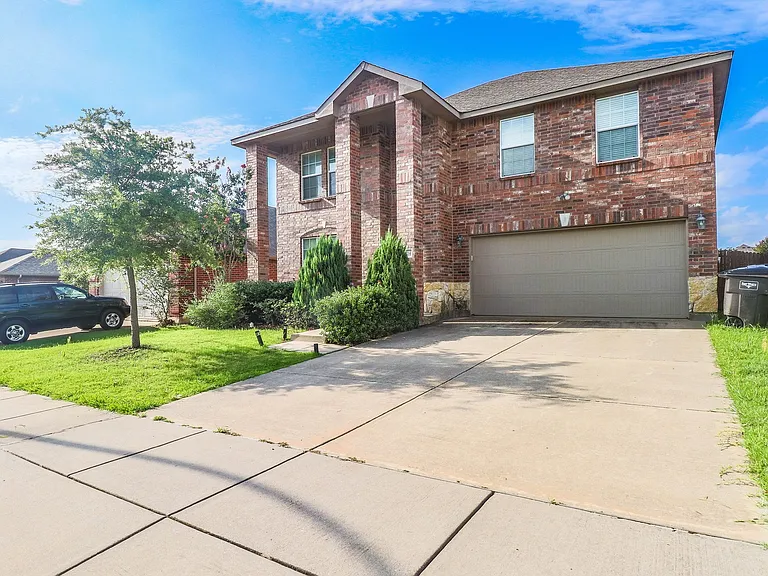 2324 Cavalry Dr — Photo 2