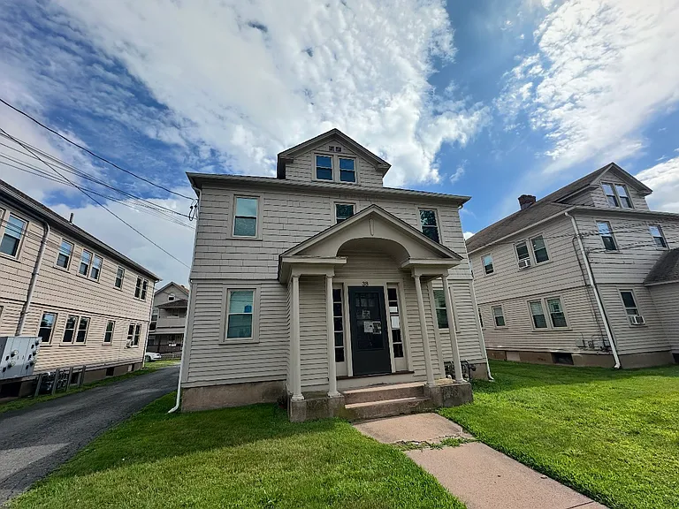 42 Maple St — Photo 1