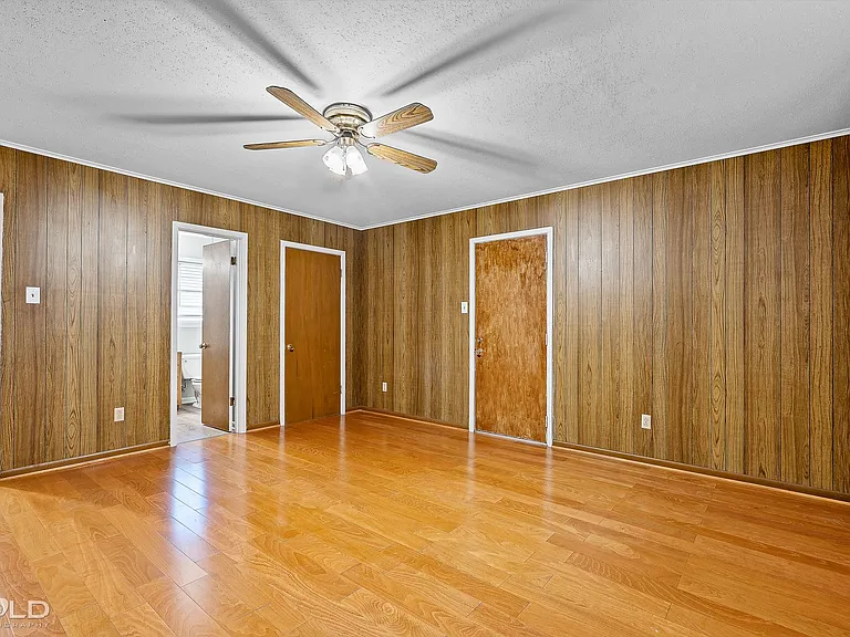 1005 Clarence St — Photo 22