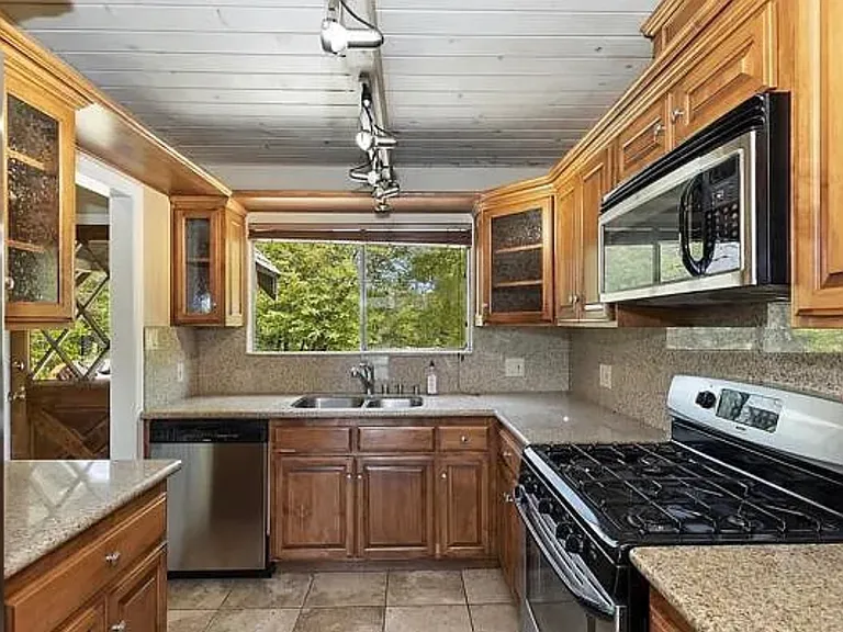 945 N Hospital Rd — Photo 17