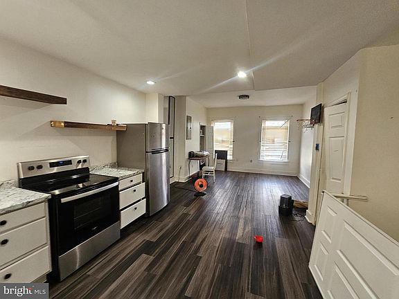 3rd image of 902 W Somerset St