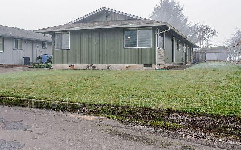 1st image of 918 W D Ave