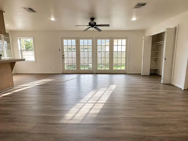 7006 Sharpview Dr — Photo 4