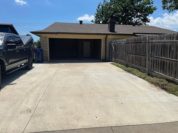 2nd image of 1833 Castle Dr