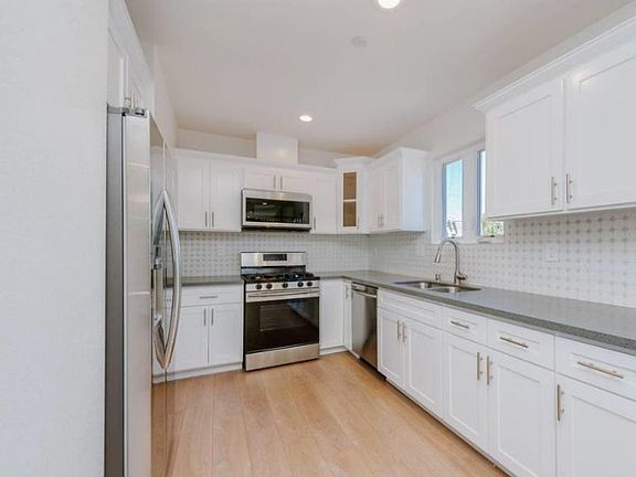 5th image of 429 N Heliotrope Dr