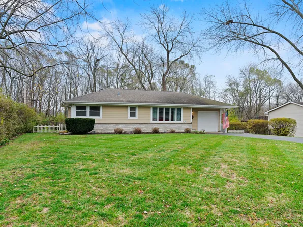 306 E Oak St, Lake In The Hills, IL 60156
