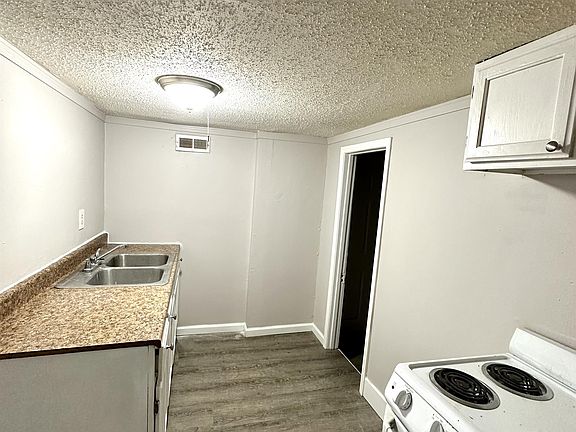 4th image of 3713 Summit St #100