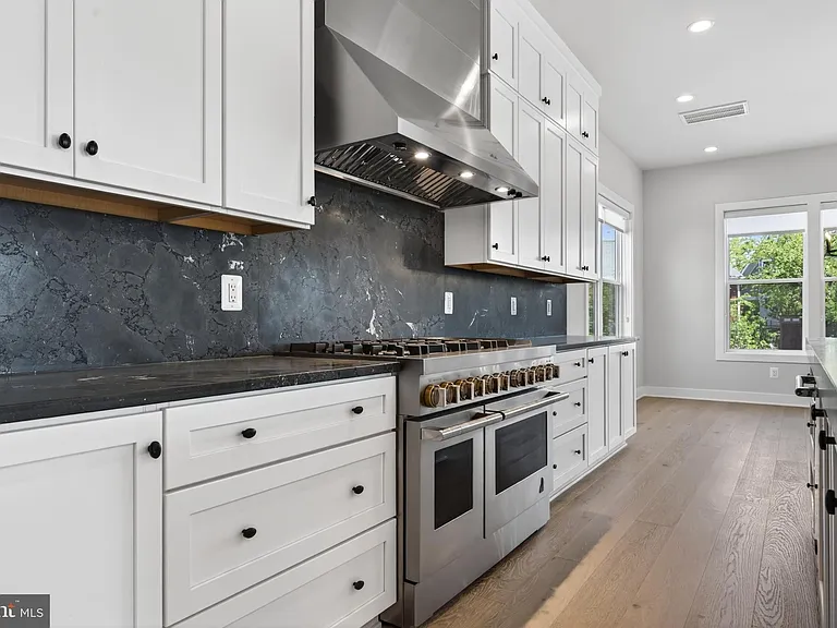 881 N Manchester St — Photo 11
