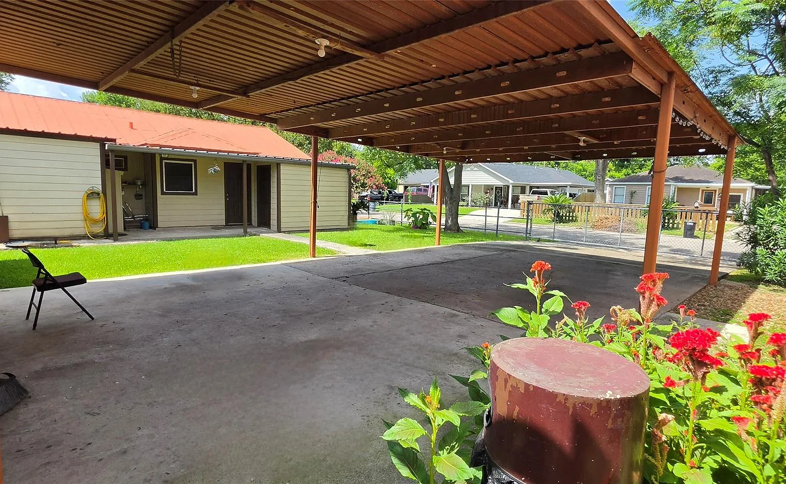 3 bed, 1.0 bath, 1017 sqft, $1,650 — Photo 4