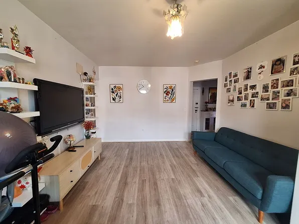 8910 35th Ave APT E5r, Flushing, NY 11372